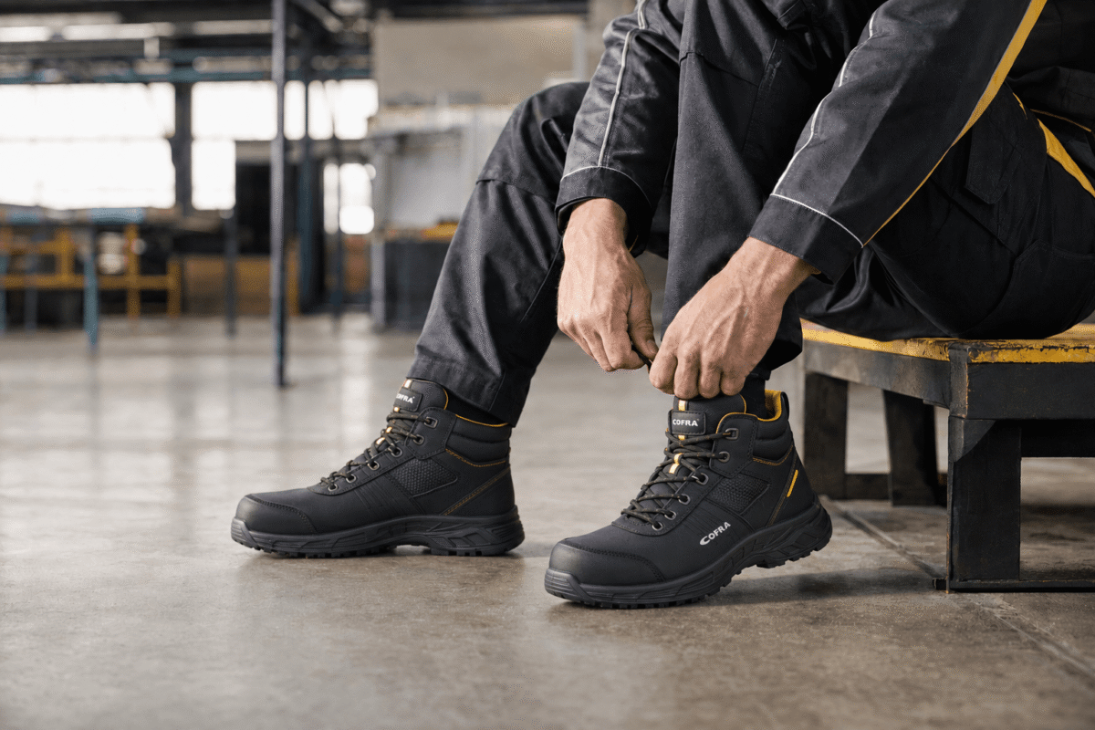 How to Choose Safety Footwear Based on the Work Environment